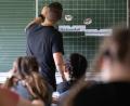 Bild: Marijan Murat/dpa
Werden Lehrer Opfer körperlicher Gewalt, so geht diese einer Umfrage zufolge fast ausschließlich von Schülerinnen und Schülern aus. (Symbolbild)