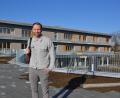 Bild: as
Architekt Pentti Marttunen steht auf dem Dach des Zwischenbaus, das die Turnhalle mit dem Hauptgebäude verbindet.