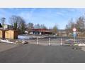 Bild: bsc
Einen Teil des Mehrzweckplatzes vor der Steinwaldhalle möchte der TSV Friedenfels auf eigene Kosten für eine neue Stockbahn ausbauen. Die derzeitige Stockbahn (dunkle Fläche, rechts) soll dabei nach links vor den Musikpavillon (links hinter den Verkaufsbuden) verlegt werden und mit speziellem Betonpflaster ausgestattet werden
