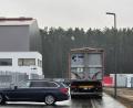 Bild: Hösamer
Ein Auto der Zollfahnder blockiert die Straße vor dem durchsuchten Unternehmen. Der Lkw gehört zu jener Spedition, die auch den fraglichen Müll nach Tschechien gebracht haben soll.