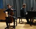 Bild: wel
Constantin Heise und Jonas Haffner (von links) überzeugen bei ihrem Konzert im Musiksaal des Ortenburg-Gymnasiums.