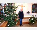 Bild: no
Ludwig Hofmann am Volksaltar der Kapelle St. Johannes in Stifterslohe, in der augenblicklich noch der Weihnachtsschmuck steht.