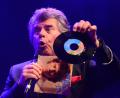 Bild: Kunz
Schlagerstar Andy Borg hält eine alte Single von sich aus dem Jahr 1981 in Händen. "Ein Download aus Teer", wie er den jüngeren Besuchern erklärt.