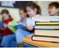 Symbolbild: Sebastian Gollnow/dpa
Ein neues Projekt soll die Lesefähigkeiten von Kindern stärken. Es läuft an der Grundschule sowie der Alexander-von-Humboldt-Mittelschule in Marktredwitz.