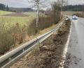 Bild: PI Neustadt/WN, Franz, PHK
Auf der Staatsstraße 2172 bei Püchersreuth ist ein Audi A6 in die Leitplanke geraten und hat diese über eine Länge von 150 Metern beschädigt und teilweise zerstört. Die Polizei sucht Zeugen.