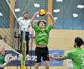 Bild: Hubert Ziegler
Ben Kühnert (Mitte) vom VC Amberg stellt den Ball auf Spielertrainer Bosko Novovic (rechts). Gegen Schwabing setzte es am Sonntag eine Niederlage.