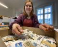 Bild: gri
Pfarrsekretärin Martina Dotzler mit der Schachtel voller Briefmarken, die demnächst abgeschickt wird.