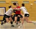 Bild: ham
Kerstin Weh (Mitte/Szene aus dem Spiel gegen Zirndorf) traf in Bayreuth acht Mal für die HSG Nabburg/Schwarzenfeld.