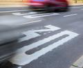 Symbolbild: Andreas Arnold/dpa
Wer zu schnell fährt und in eine der regelmäßig von der Verkehrspolizei durchgeführten Geschwindigkeitskontrollen rast, muss mit Bußgeld, Punkten im Fahreignungsregister und einem Führerscheinentzug rechnen.
