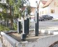 Bild: gf
Der Lausbubenbrunnen in Gebenbach wird nun mit Fördermitteln des Wasserwirtschaftsamts in einen Trinkwasserbrunnen umgestaltet. Dafür kann die ursprünglich beantragte Förderung über das AOVE-Regionalbudget nun für die neue Gemeinde-Homepage verwendet werden.