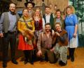 Bild: fdl
Freuen sich über die gelungene Premiere (von links): Wolfgang Lingl (Pfiff), Bettina Kummer (Wilma), Stefan Kummer (Schlitzer-Vinz), Sabine Siegler (Trinkgeld-Resi), Christian Gnan (von Reizker), Corinna Falk (Lia) und Meike Birner (Regisseurin); knieend Kilian Falk (Hallimasch) und Marina Basler (Pfeifn-Paula).