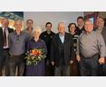 Bild: nbu
Zahlreiche Gäste gratulieren der rüstigen Jubilarin Klara Bücherl (vorne Mitte mit Blumenstrauß) zum 90. Geburtstag (von links): Pfarrer Johann Amann, Sohn Reinhold Bücherl, Werner Apfelbacher, Jubilarin Klara Bücherl, Alfred Negel, Altlandrat Armin Nentwig, Claudia Roth, Philipp Leinhäupl, Sohn Norbert Bücherl und Bürgermeister Uwe König.