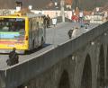 Archivbild: Armin Weigel/dpa
Ein Bus fährt über die Steinerne Brücke in Regensburg.
