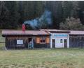 Bild: Wolfgang Steinbacher
Der Brennberglift in Etzelwang. Aus dem Kamin des Lifthäusls steigt Rauch. Doch im Innern der gemütlichen Stube herrscht auch an diesem Tag nur Leere.