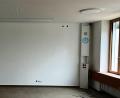 Bild: jp
Ein renoviertes Klassenzimmer in der sanierten Kastler Volksschule mit der Mediensäule, in der alle wichtigen Anschlüsse sowie eine Uhr und der Lautsprecher untergebracht sind.