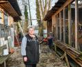 Bild: Petra Hartl
Ulrike Jackson liebt ihre Vögel und würde sie nie hergeben. Doch der Gnadenhof kostet viel Geld, das sie als Putzkraft nicht verdient. Sie bittet deshalb um Unterstützung.