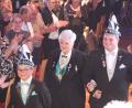 Bild: kro
Von Kinderprinz Hugo I. und Prinz Tobias III. wird Iris Holländer auf die Bühne geholt.