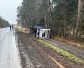 Bild: Polizeiinspektion Neustadt a.d.Waldnaab, Franz, PHK
Der LKW kam von der Straße ab und musste anschließend von einer Spezialfirma bewegt werden.