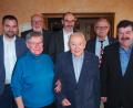 Bild: mue
Gratulierten zum 95. Geburtstag (von links): Bürgermeister Sebastian Hartl, MdL a.D. Georg Stahl, Roland Rauch, Siegmund Frischholz und Helmut Grünbauer. Vorne Josef Pollak mit seiner Lebensgefährtin Christine.