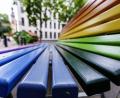 Symbolbild: Andreas Arnold, dpa
Eine Bank in Regenbogen-Farben, gesehen in Berlin. Die Farben stehen weltweit für Gleichberechtigung und Akzeptanz von Menschen, die sich unter anderem nicht mit den traditionellen Rollen von Männern und Frauen identifizieren oder eine andere Sexualität leben als die Heterosexualität.