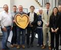 Bild: Hirsch
Zum Abschluss ihres Gewinnsparprojektes überreichten die Auszubildenden der VR Bank Mittlere Oberpfalz einen Betrag von jeweils 5000 Euro an die Vertreter des Tierschutzvereins Schwandorf, des Vereins "Region der Lebensretter", des Frauenhauses Schwandorf und der Tafel Nabburg.