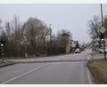 Bild: bö
Die Sicherheit der Schulwege steht im Mittelpunkt der Bürgerinformation im Schloss-Stadl. Ein Brennpunkt ist die Hohenburger Straße (Bild). Dort war der schnellste Verkehrsteilnehmer am Heiligen Abend vergangenen Jahres mit 111 Stundenkilometer bei erlaubten 50 km/h unterwegs.