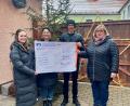 Bild: Rita Seitz-Hartwich/exb
Bei der symbolischen Übergabe beim Hofladen der Familie Seitz-Hartwich, von links Hannah Seitz-Hartwich zusammen mit Julia Kempf, Max Rasp, Gabi Schicker vom Caritasverband Tirschenreuth.