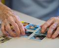 Bild: Sven Hoppe/dpa
Wenn "Memory" wieder zur Herausforderung wird: In Deutschland leben 1,2 Millionen Menschen mit der Diagnose Alzheimer.