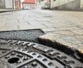 Bild: Gabi Schönberger
Mit Asphalt ist eine der schadhaften Stellen am Pflaster der Zufahrt zum Stadtplatz zwischen Rathaus und dem ehemaligen Uhren- und Schmuckgeschäft Schönweitz in Neustadt ausgebessert.