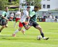 Archivbild: Hubert Ziegler
Kevin Mutove (rechts, Szene aus einem früheren Spiel) von der DJK Ammerthal. Gegen die SpVgg Bayreuth verlor die DJK ihr erstes Testspiel im neuen Jahr mit 4:6.