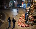 Archivbild: Daniel Vogl/dpa
Zahlreiche Kerzen und Blumen gedenken den Opfern der tödlichen Messerattacke in Aschaffenburg.