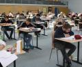 Archivbild: lg
So voll wie beispielsweise 2019 (Bild) wird es heuer bei der Abiturprüfung in Oberviechtach bei weitem nicht werden. Dass es dort 2025 überhaupt einen Abiturjahrgang gibt, liegt an der Rolle des Ortenburg-Gymnasiums als Pilotschule. In Nabburg dagegen gibt es keinen einzigen Abiturienten.