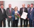 Bild: sche
Ein Leben für die Gemeinschaft: Albert Aschenbrenner (Vierter von links, daneben seine Frau Christa) wird von Zweitem Bürgermeister Franz Weiß. Landrat Richard Reisinger, Drittem Bürgermeister Christian Drexler und Bürgermeister Alwin Märkl (von links) ausgezeichnet.
