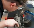 Symbolbild: Marcus Brandt/dpa
Ein Auszubildender zum Zerspanungsmechaniker arbeitet an einer Drehmaschine. Viele Unternehmen haben Probleme haben, Auszubildende zu finden..