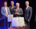 Bild: Anita Findling
Bürgermeister Albert Geitner und seine Bürgermeisterkollegen Norbert Mitlmeier und Achim Kuchenbecker (hinten, von rechts) verleihen Johann Schmaußer (Mitte) die Ehrenbürgerwürde.
