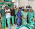 Bild: Aktion Feuerkinder/exb
Das tansanisch-deutsche OP-Team beim 40. Hilfseinsatz der Aktion Feuerkinder im Nkoaranga-Hospital, in der Mitte steht Dr. Annemarie Schraml.