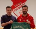 Bild: Baumann
Florian Bertelshofer trägt ab Sommer das Trikot der SpVgg Pfreimd. Rechts Michael Prey von der Sportlichen Leitung.