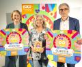 Bild: Georg Johannes Lopata/Axentis
Die Initiative „Zoom-Kneipe Beisammensein“ aus dem bayerischen Amberg ist Gewinnerin des Sonderpreises „Pflege“ beim DAK-Wettbewerb „Gesichter für ein gesundes Miteinander“ 2024. Die Bundesjury um DAK-Vorstandschef Andreas Storm und Bundesfamilienministerin Lisa Paus (links) haben das Projekt von Kornelia Schmid (Mitte) bei einer Siegerehrung in Berlin ausgezeichnet.