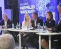 Bild: Gabi Schönberger
Das Podium macht sich Sorgen um die Oberpfälzer Wirtschaft: Thomas Haberl (von links), Julia Rank, Lars Engel, Christiane Hellbach und Christian Engel.