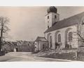 Bild: Archiv Werner Robl
Das ehemalige Beinhaus (Bildmitte) stand einmal am heutigen Kirchplatz in Wiesau. Das Foto wurde vor 90 Jahren aufgenommen, als der alte Friedhof aufgelassen wurde und die Kirche noch kürzer war.