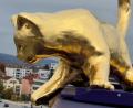 Bild: Ganzmann
"Rettet Luzy" heißt das Kunstwerk von Ludwig Bäuml aus Kallmünz, das als "Kunst am Bau" die neue Hauptfeuerwache in Regensburg ziert.