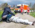 Symbolbild: Benjamin Nolte/dpa
Bis zum Eintreffen der Sanitäter ist die oberste Priorität, den Verletzten zu helfen.