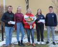 Bild: pi
Elias Glaser, Magdalene Woppmann (von links) sowie Bastian Völkl und Chiara Käs (von rechts) sagen Manda Kick mit Blumen "Vergelt's Gott".