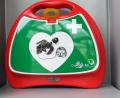 Bild: Heike Unger
Ein öffentlich zugänglicher Defibrillator, kurz "Defi", oder auch AED (automatischer externen Defibrillator). In dem roten Plastikkoffer steckt das Gerät - im Notfall nimmt man den Koffer mit zum Einsatzort.