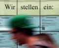 Symbolbild: Oliver Berg/dpa
Wer als Leasingkraft arbeiten möchte, bewirbt sich dafür in der Regel bei einer Zeitarbeitsfirma.