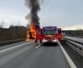 Bild: Verkehrspolizei Weiden, exb
Beim Eintreffen der Rettungskräfte an der Unfallstelle auf der A93 brannte das Führerhaus des Lastwagens lichterloh.