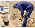 Bild: Gabi Schönberger
In der Küche des Museumscafés in Flossenbürg wird fleißig gearbeitet. Allerdings nicht wie sonst an leckeren Kuchen, sondern am Küchenboden. Bald dürfen die Angestellten aber wieder backen.