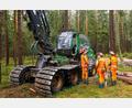 Bild: Martin Hertel/Forstbetrieb Fichtelberg/exb
Forstwirte der Bayerischen Staatsforsten besprechen sich mit dem Harvesterfahrer bei der Holzernte im Stadtwald Marktredwitz.