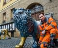 Bild: Stephan Huber
Betriebshofmitarbeiter Andreas Pirzer zieht die letzte Schraube an. Die beliebten Löwen stehen ab sofort in einem neuen Gewand wieder vor dem Rathaus.