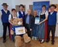 Bild: u
Der 22. Lebendige Adventskalender des Heimat- und Trachtenvereins und der Gewerbeverbands erbringt die Rekordspendensumme von 2020 Euro. Spendenempfänger ist das ASB-Projekt „Wünschewagen Franken/Oberpfalz“ (von links): Franz Dolles, Martina Dolles, Trachtler-Vorsitzender Michael Meier, Gewerbeverbandsvorsitzender Alfred Härtl, „Wünschewagen“-Koordinatorin Simone Kreppner, Jugendleiterin Eva Pfab und Alfred Naber.